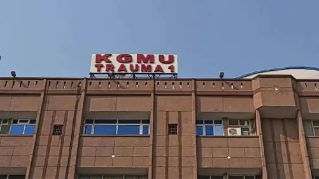 केजीएमयू गेट से मरीज को निजी अस्पताल ले गए दलाल... मरीज की हालत बिगड़ी, बंधक बनाकर वसूले रुपए