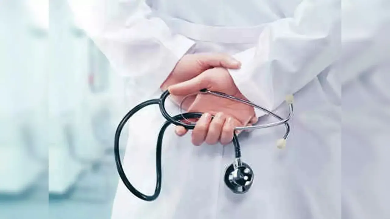 विशेषज्ञ पदों का विवरण स्वास्थ्य विभाग भेजे तो बात बने 70 वर्ष पर, स्वास्थ्य विभाग में पुनर्योजन में डॉक्टरों की आयु सीमा बढ़ाने का मामला