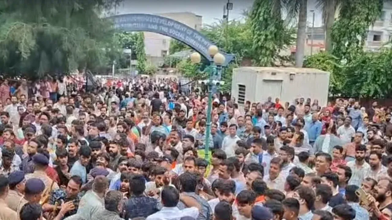 Ahmedabad: 8वीं के छात्र ने 10वीं के छात्र की चाकू मारकर की हत्या, गुस्साई भीड़ ने स्कूल में की तोड़फोड़ 