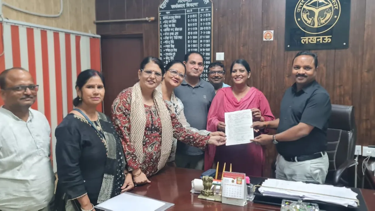 परीक्षा शुरू होने वाली नहीं पहुंची पाठ्य पुस्तकें, प्राथमिक शिक्षक प्रशिक्षित स्नातक एसोसिएशन ने सौंपा ज्ञापन