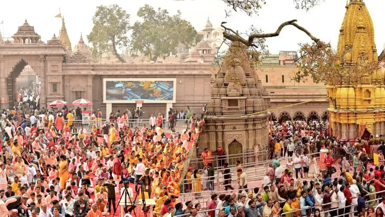 Sawan 20258: श्री काशी विश्वनाथ धाम में उमड़ी भक्तों की भीड़, घाटों पर बैरिकेडिंग