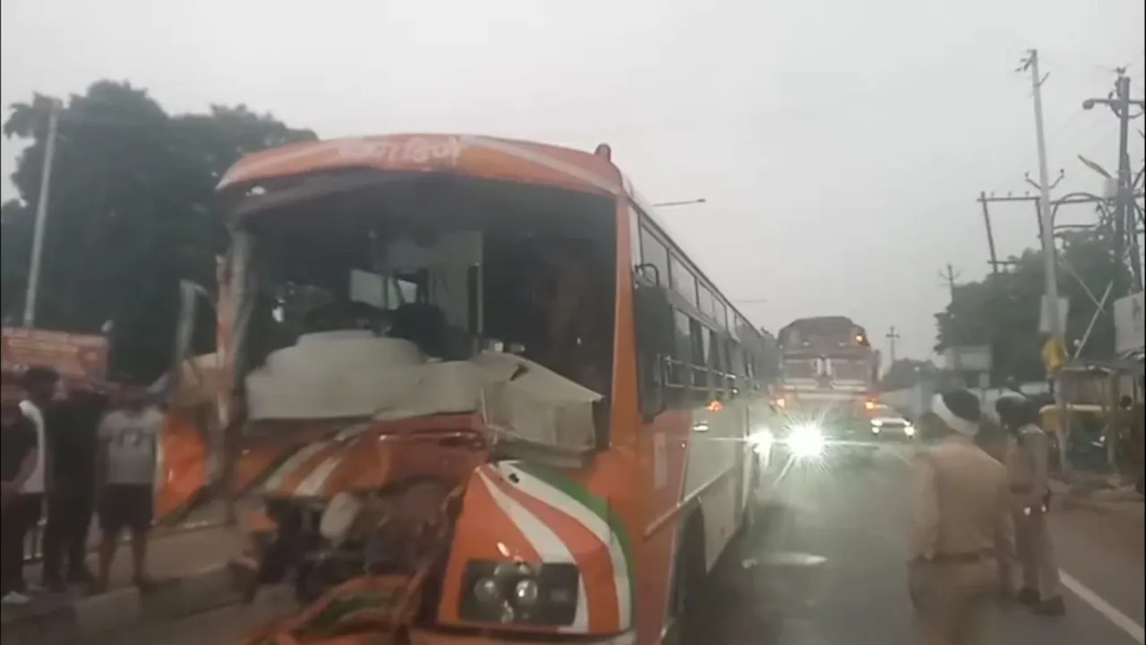 सड़क के किनारे खड़े डंपर से टकराई रोडवेज बस, चालक की मौत, आधा दर्जन यात्री घायल