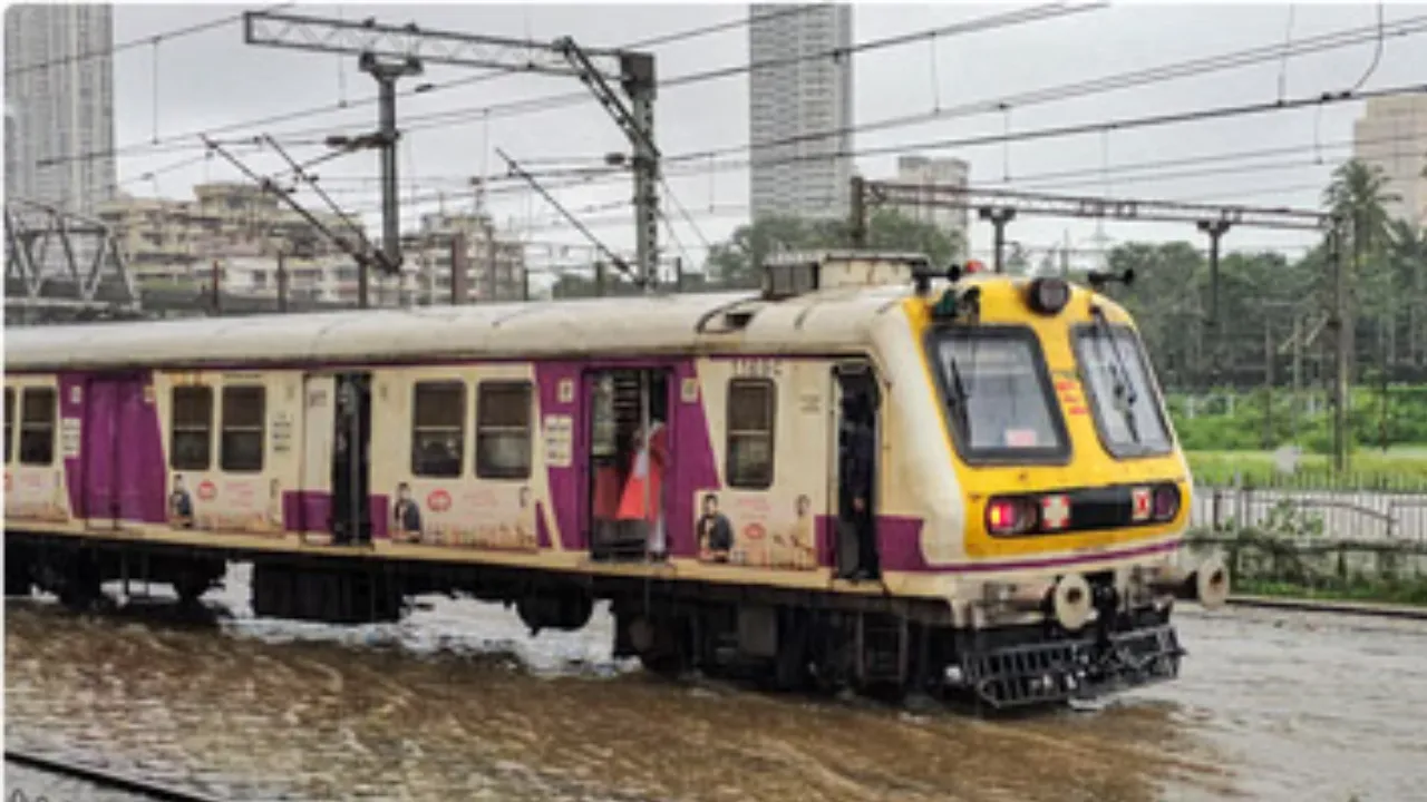 Mumbai Rain: बारिश से हालत बदतर... हार्बर लाइन पर लोकल ट्रेन सेवाएं 15 घंटे बाद बहाल