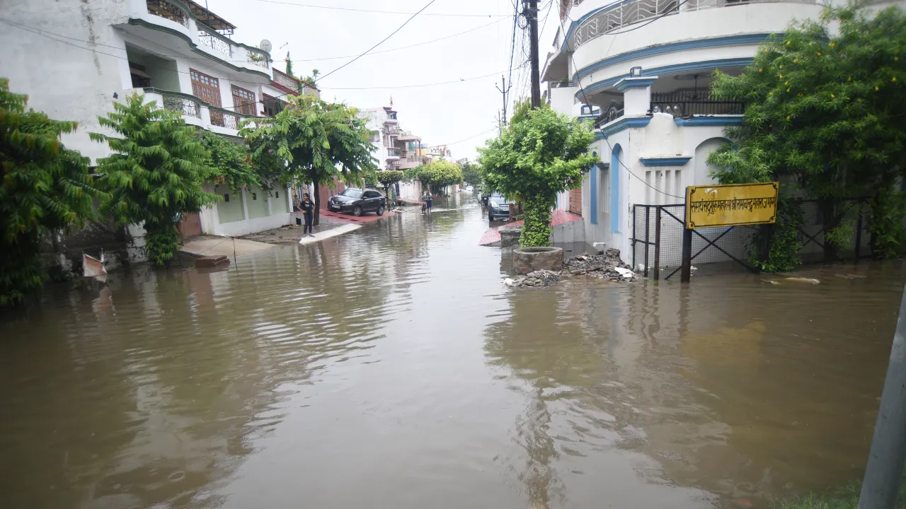 नदियां बेकाबू, बेतहाशा बारिश, 12 लोगों की मौत... उत्तर प्रदेश में बाढ़ से बर्बादी, राज्य के कई इलाकों में हालात चिंताजनक
