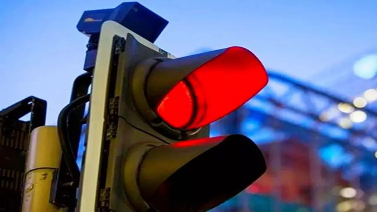 New Traffic Rules: रेड लाइट जंप और मोबाइल पर बात करते दिखे तो खैर नहीं... वाहन चलाने पर होगी सख्त कार्रवाई 