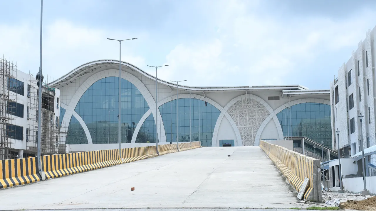 विश्व स्तरीय गोमतीनगर रेलवे स्टेशन लगभग तैयार, सितंबर माह के दूसरे सप्ताह में पूरी तरह से चालू करने की तैयारी
