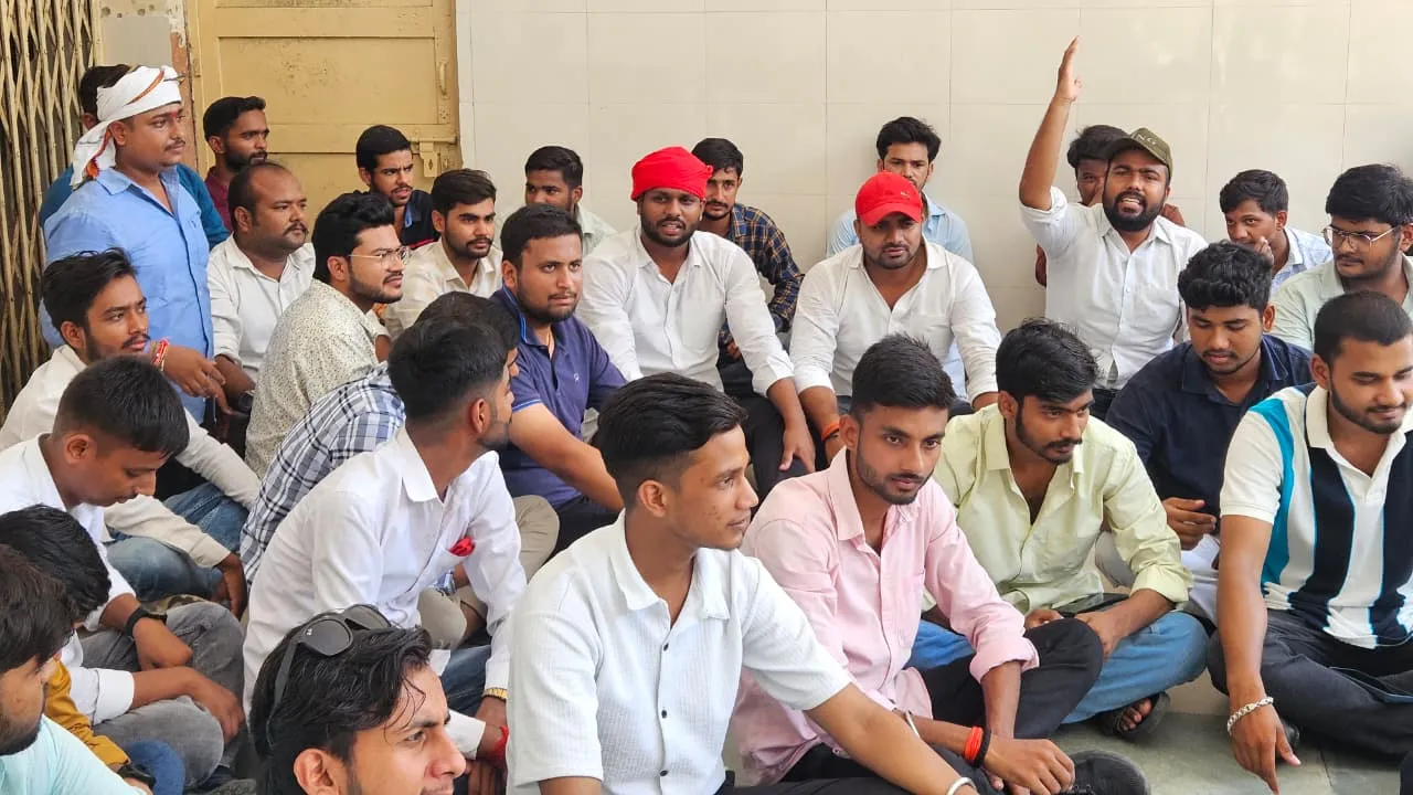 Lucknow University: संपर्क मार्ग बंद करने को लेकर छात्रों ने किया प्रदर्शन, प्रशासनिक भवन का किया घेराव