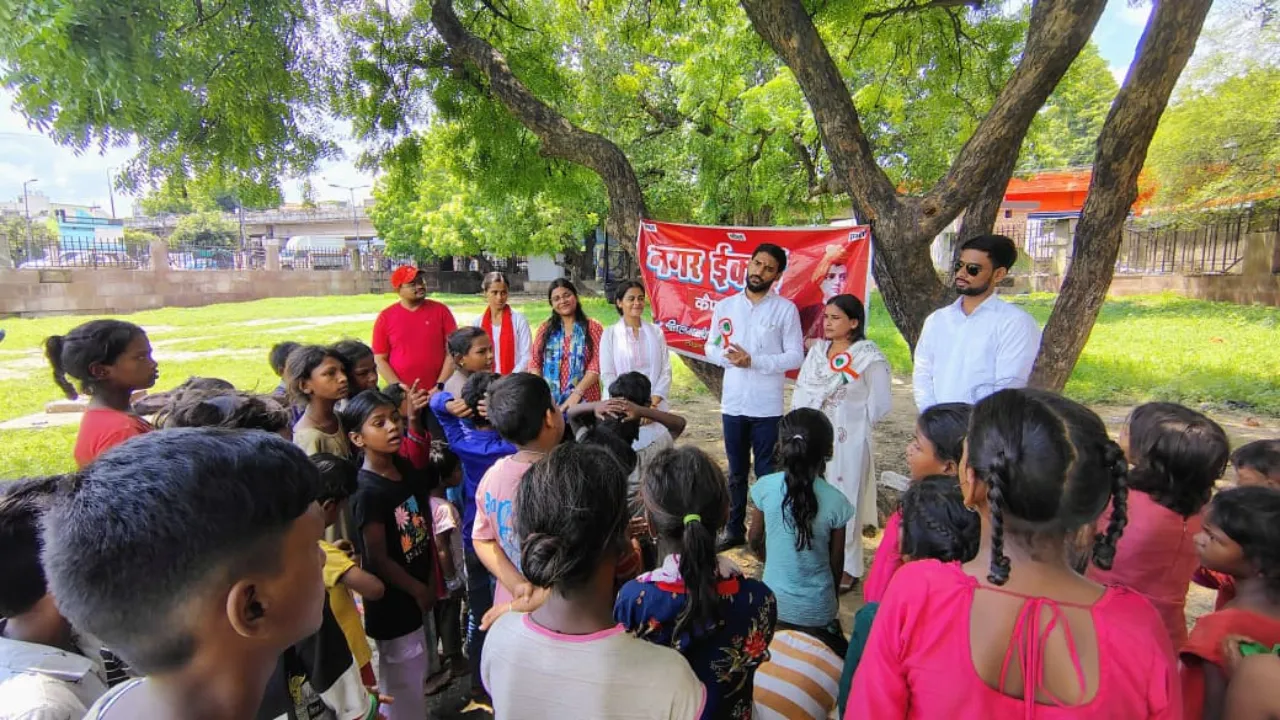 स्वतंत्रता दिवस 2025: एबीवीपी ने बच्चों को बताया आजादी का इतिहास, वितरित की शैक्षिक और खाद्य सामग्री