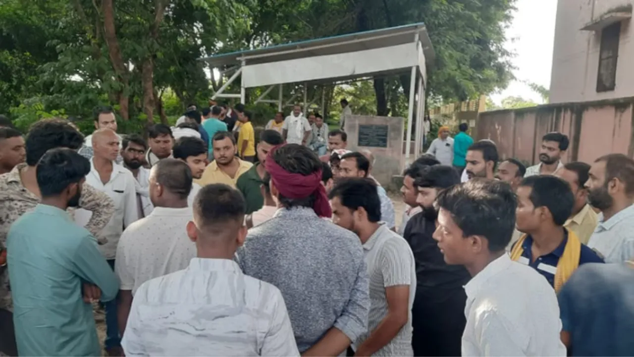 पीएम हाउस के बाहर आक्रोशित लोग