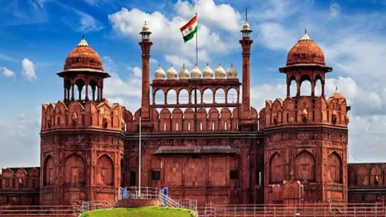 स्वतंत्रता दिवस से पहले लाल किले की सुरक्षा में बड़ी चूक, 7 पुलिसकर्मी निलंबित, 5 बांग्लादेशी गिरफ्तार