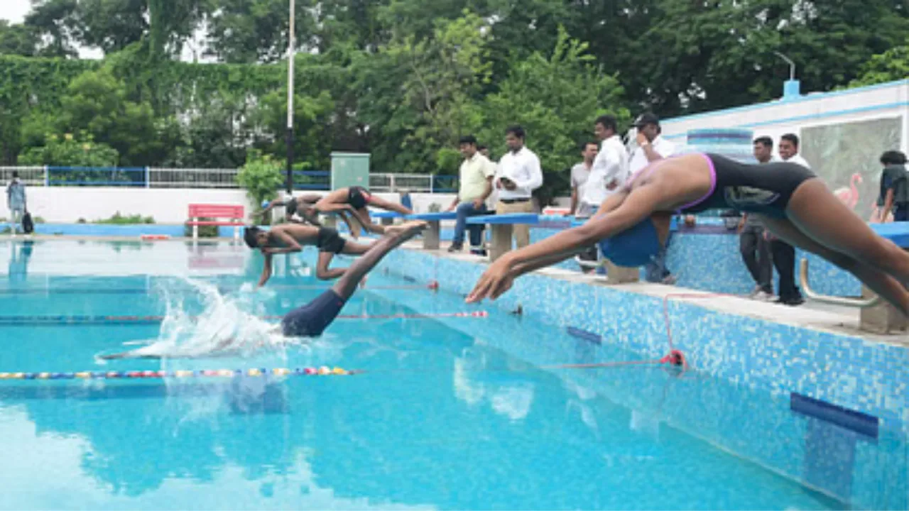 तैराकी, डाइविंग एवं वॉटरपोलो में माध्यमिक के छात्रों ने दिखाया दम, अलग-अलग आयु वर्ग के बालक बालिकाओं की प्रतियोगिता शुरू
