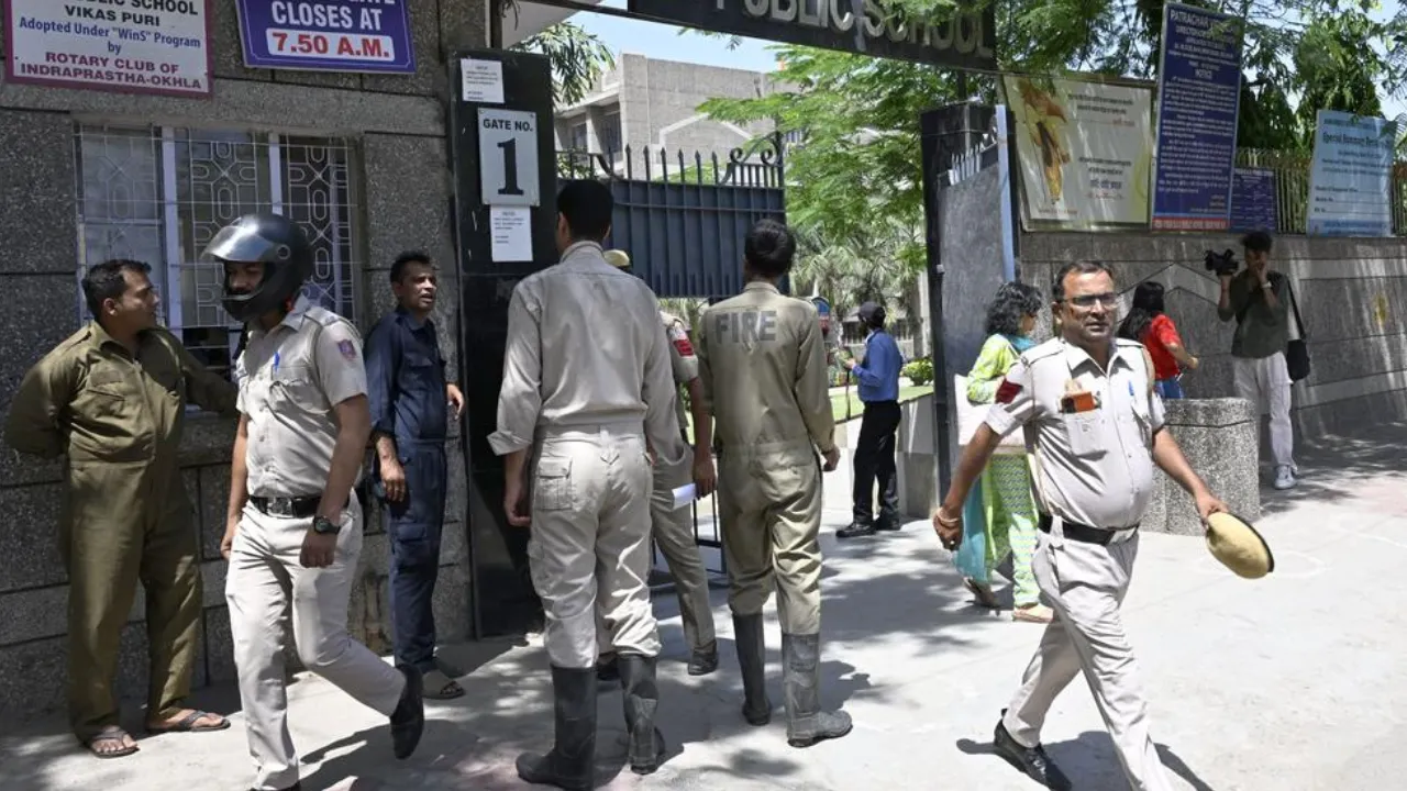 Delhi Bomb Threat: अब दिल्ली के तीन स्कूलों को मिली बम की धमकी, पुलिस ने शुरू किया तलाशी अभियान 