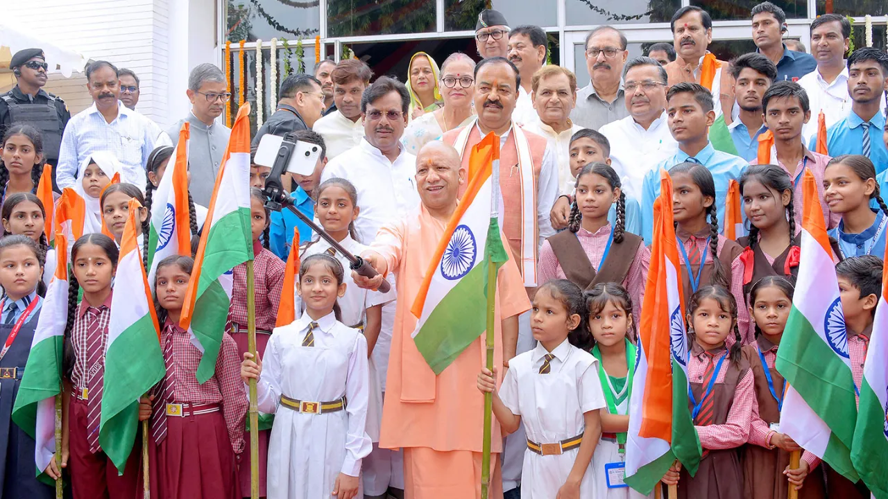 काकोरी के शहीदों को सीएम योगी का नमन, CM ने बच्चियों से बंधवाई राखियां... ली सेल्फी