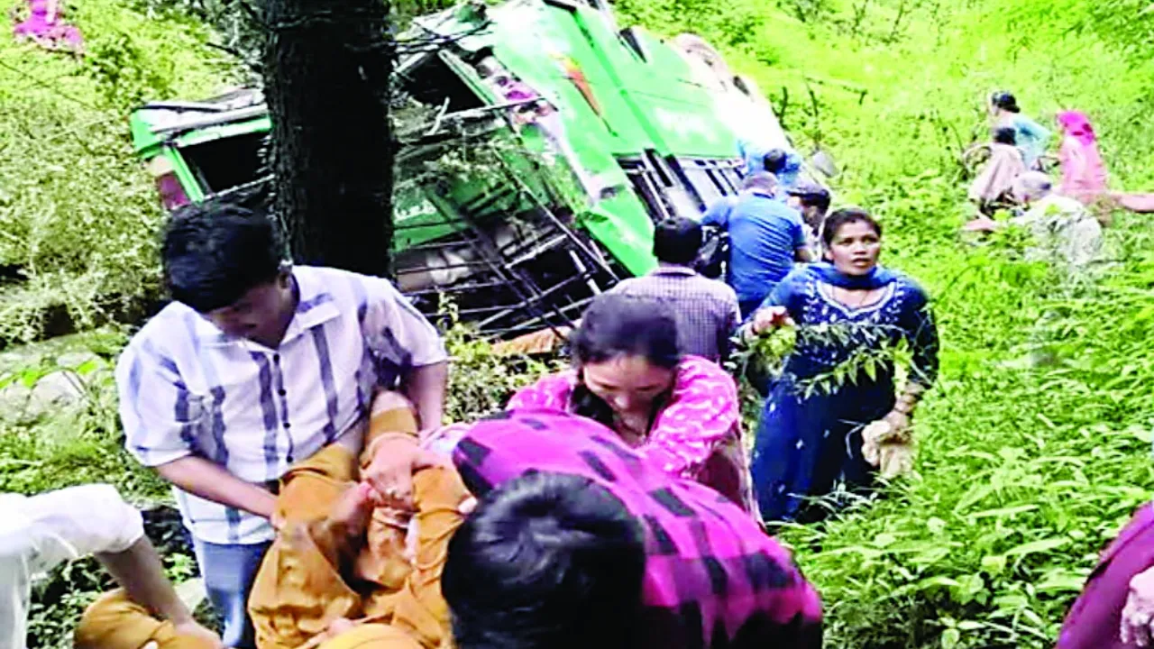 Himachal Pradesh Accident: मंडी में खाई में गिरी बस, एक व्यक्ति की मौत, नौ घायल 