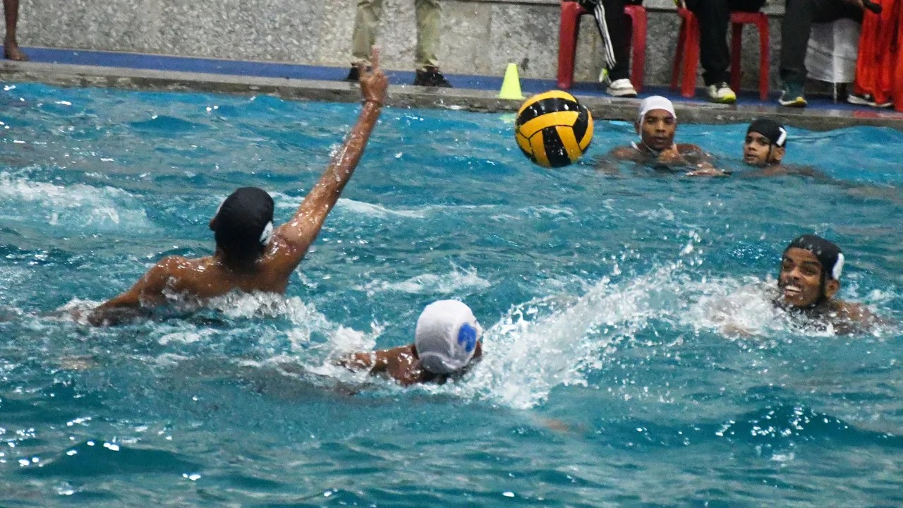 लखनऊ के तैराकों का जलवा, प्रदेशीय तैराकी प्रतियोगिता में गोरखपुर अव्वल... लखनऊ दूसरे स्थान पर