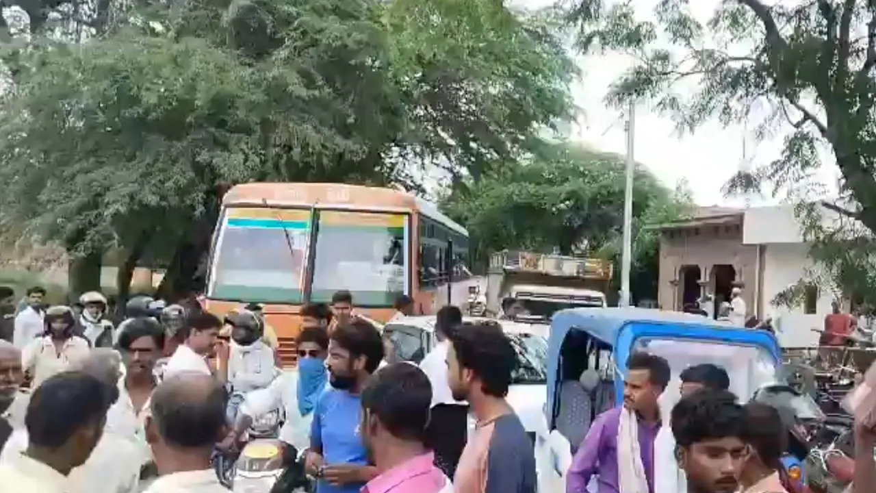 मुआवजे के लिए जाम कर दिया हरदोई रोड, पोल लगाने के दौरान करंट से मजदूर की मौत