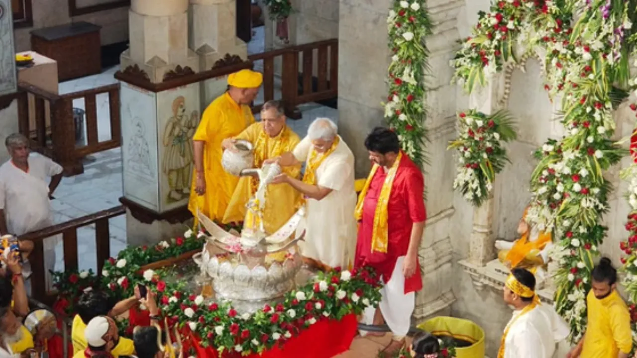 Janmashtami 2025: नंद के घर आनंद भयो... मनमोहक कृष्ण का हुआ जन्म, हर घर में उत्सव की बधाई; देखे Photos