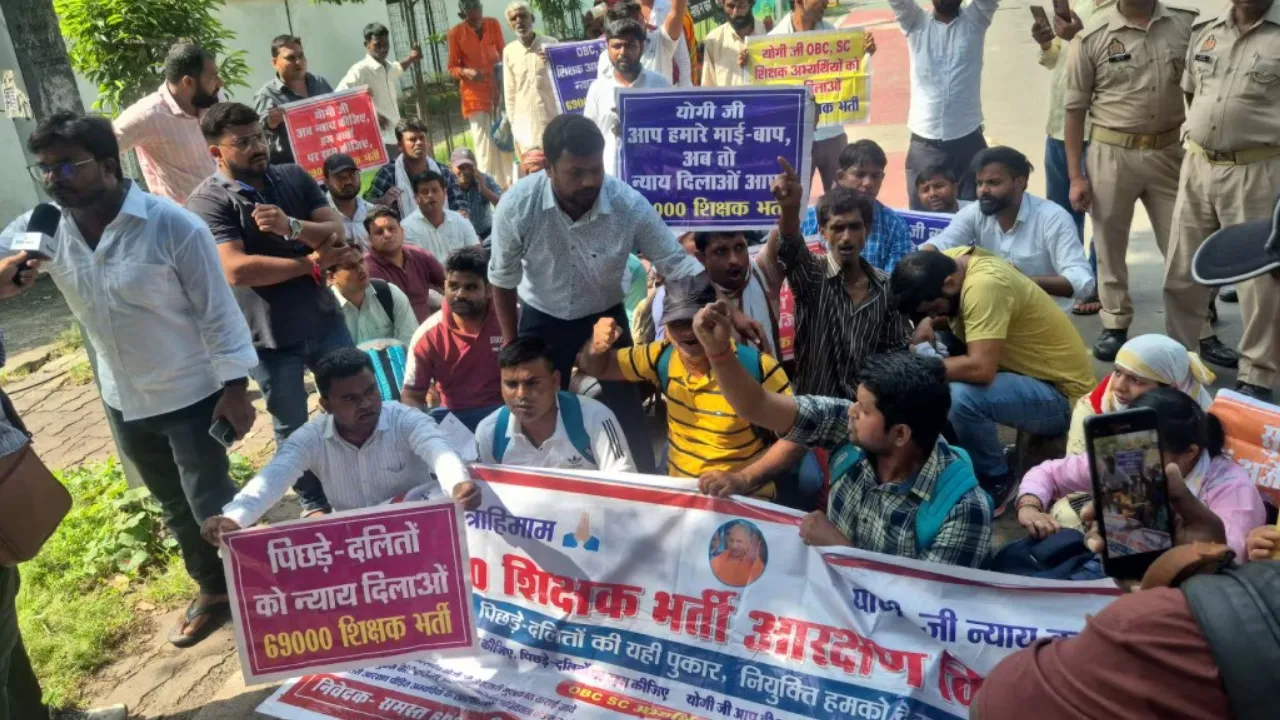 69 हजार शिक्षक भर्ती: 'केशव चाचा, इंसाफ दो...', उम्मीदवारों ने उपमुख्यमंत्री के आवास का किया घेराव, अपने हक के लिए की नारेबाजी