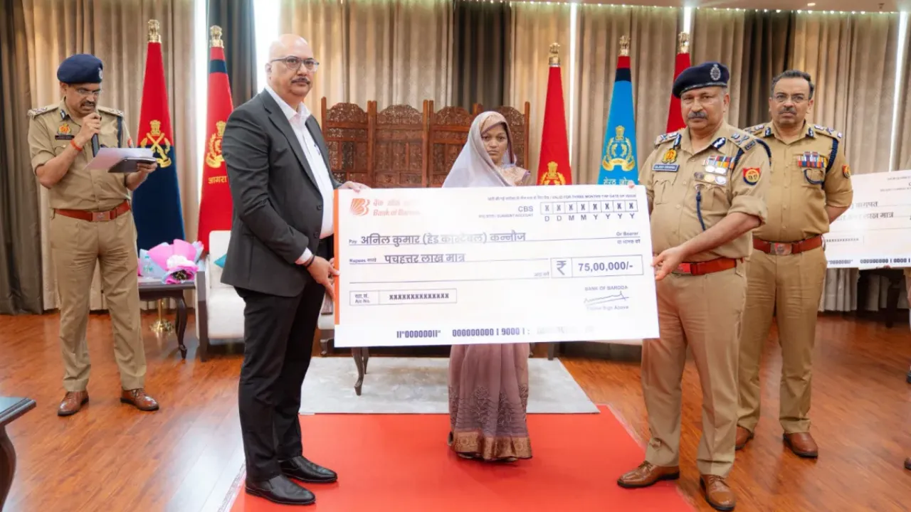 मृत पुलिसकर्मियों के परिजन को दी गई सहायता राशि, DGP ने परिजन को दिया चेक