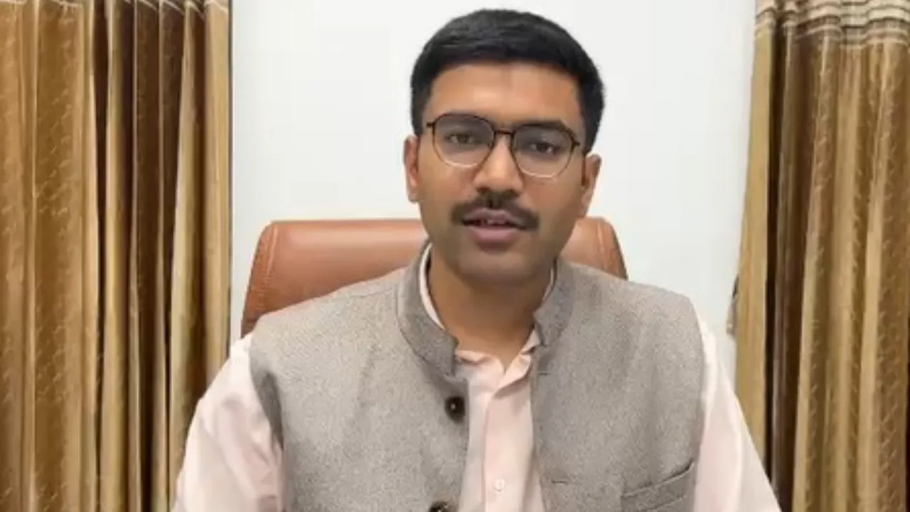 मान्यता कक्षा 8 तक की... पढ़ाई हो रही 12वीं तक की, जिलाधिकारी ने संज्ञान में लिया मामले 