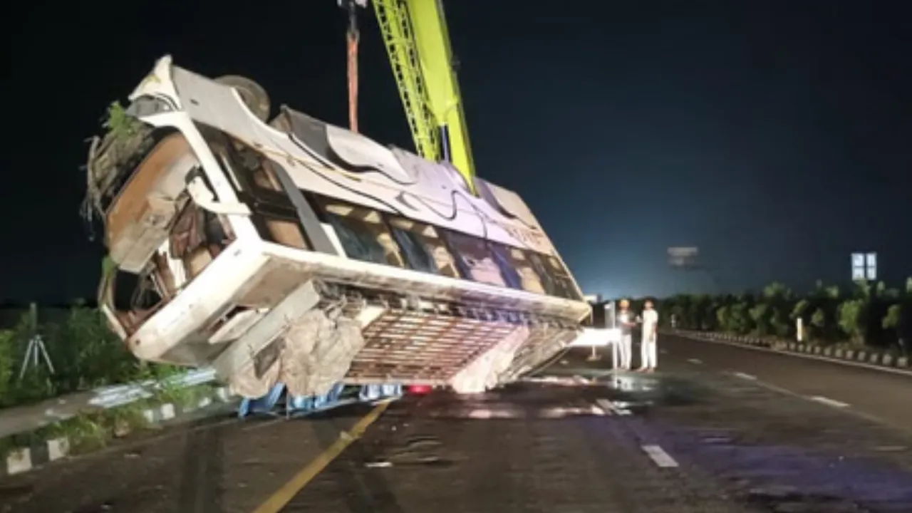 आगरा-लखनऊ एक्सप्रेस वे पर भीषण सड़क हादसा, 30 फीट गहरी खाई में पलटी स्लीपर बस, 15 यात्री घायल