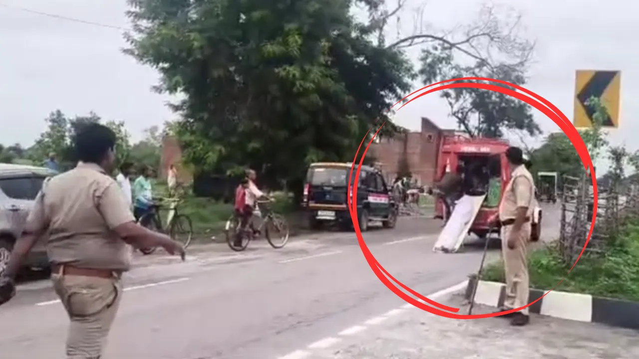 VIDEO: चलती वैन से शव गिराकर भागा एंबुलेंस चालक... 100 मीटर तक घिसटता रहा स्ट्रेचर पर लदा शव