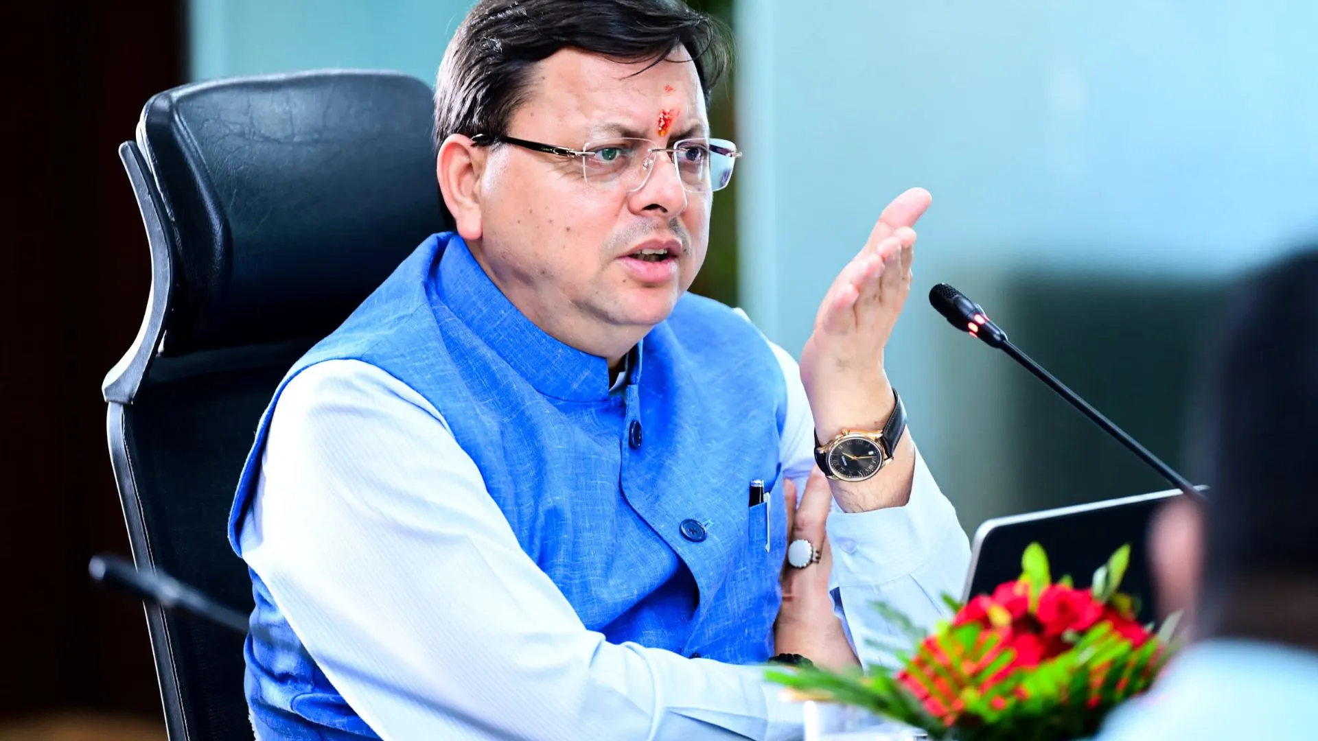 सीएम धामी ने अधिकारियों के साथ वीडियो क्रांफ्रेस के जरिए की बैठक: पूरी टीम को सतर्कता बरतने को कहा, दिए ये निर्देश