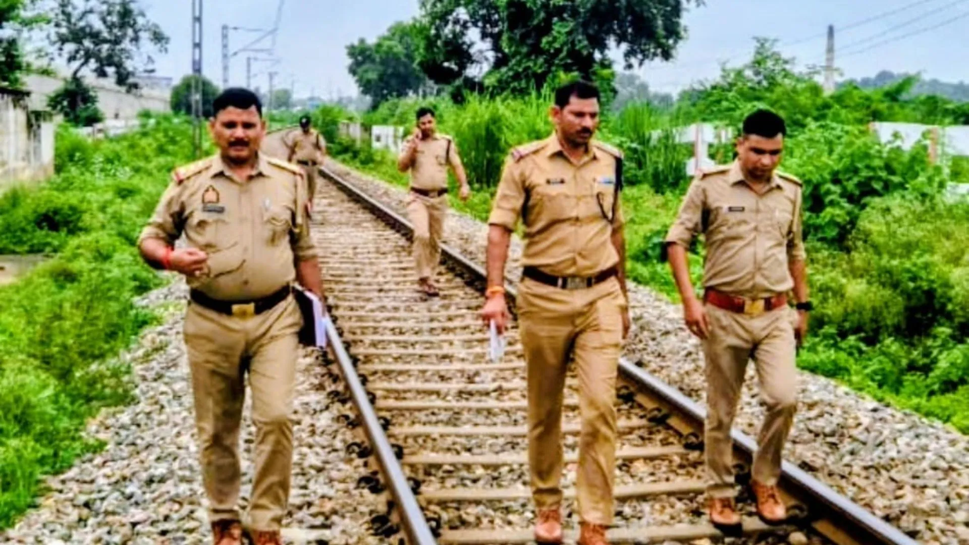 कानपुर-कासगंज रेल मार्ग पर ट्रेन को पलटाने की साजिश, ट्रैक पर बेंच रखकर ट्रेन पलटाने की साजिश नाकाम, मचा हड़कंप