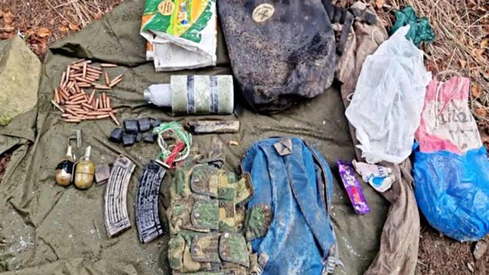 बारामूला के जंगलो में Terrorist hideouts का भंडाफोड़,  J&K पुलिस ने बरामद किया पिस्टल, मैगजीन, ग्रेनेड और दवाइयां..