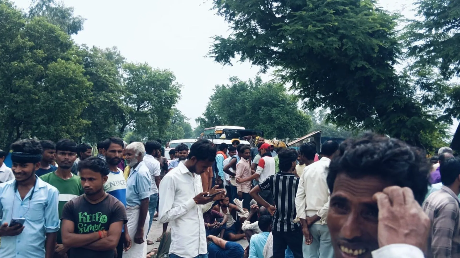 खाद-यूरिया को लेकर सीतापुर-बहराइच मार्ग पर हंगामा, किसानों ने मुख्य मार्ग पर किया विरोध प्रदर्शन