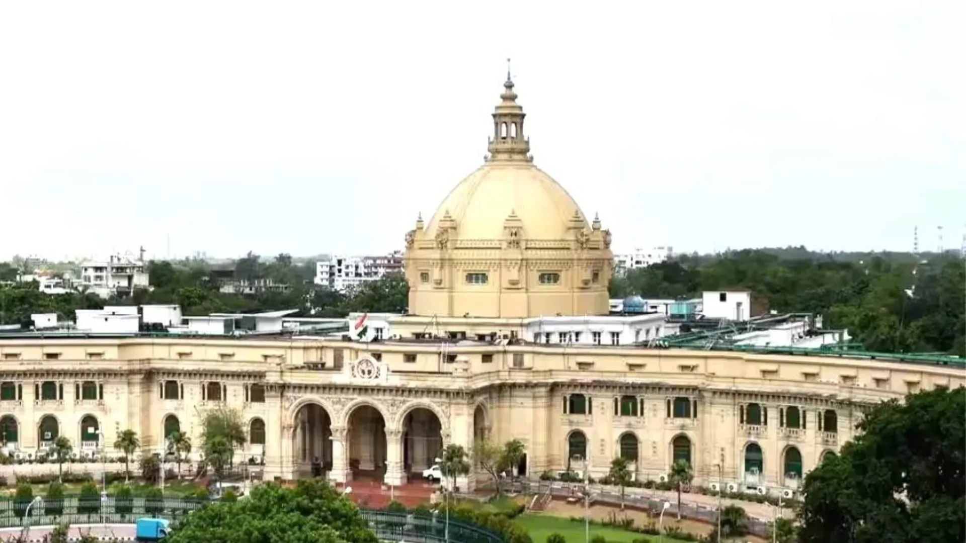 UP Monsoon Session : मानसून सत्र के पहले दिन ही सदन में हंगामा, सपा कार्यकर्ताओ ने की नारेबाज़ी 