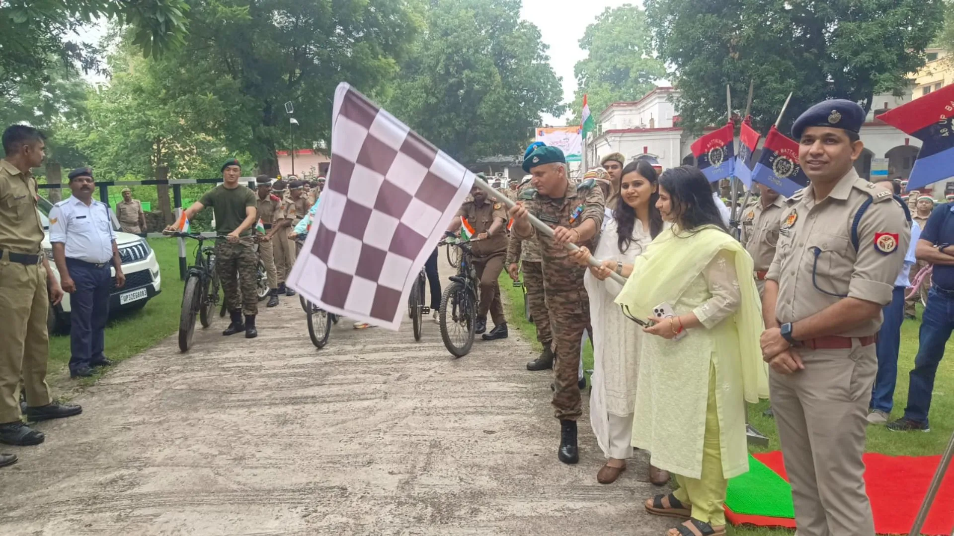 NCC कैडेट्स ने निकाली 21 किमी लंबी तिरंगा यात्रा, DM CDO ने दिखाई हरी झंडी
