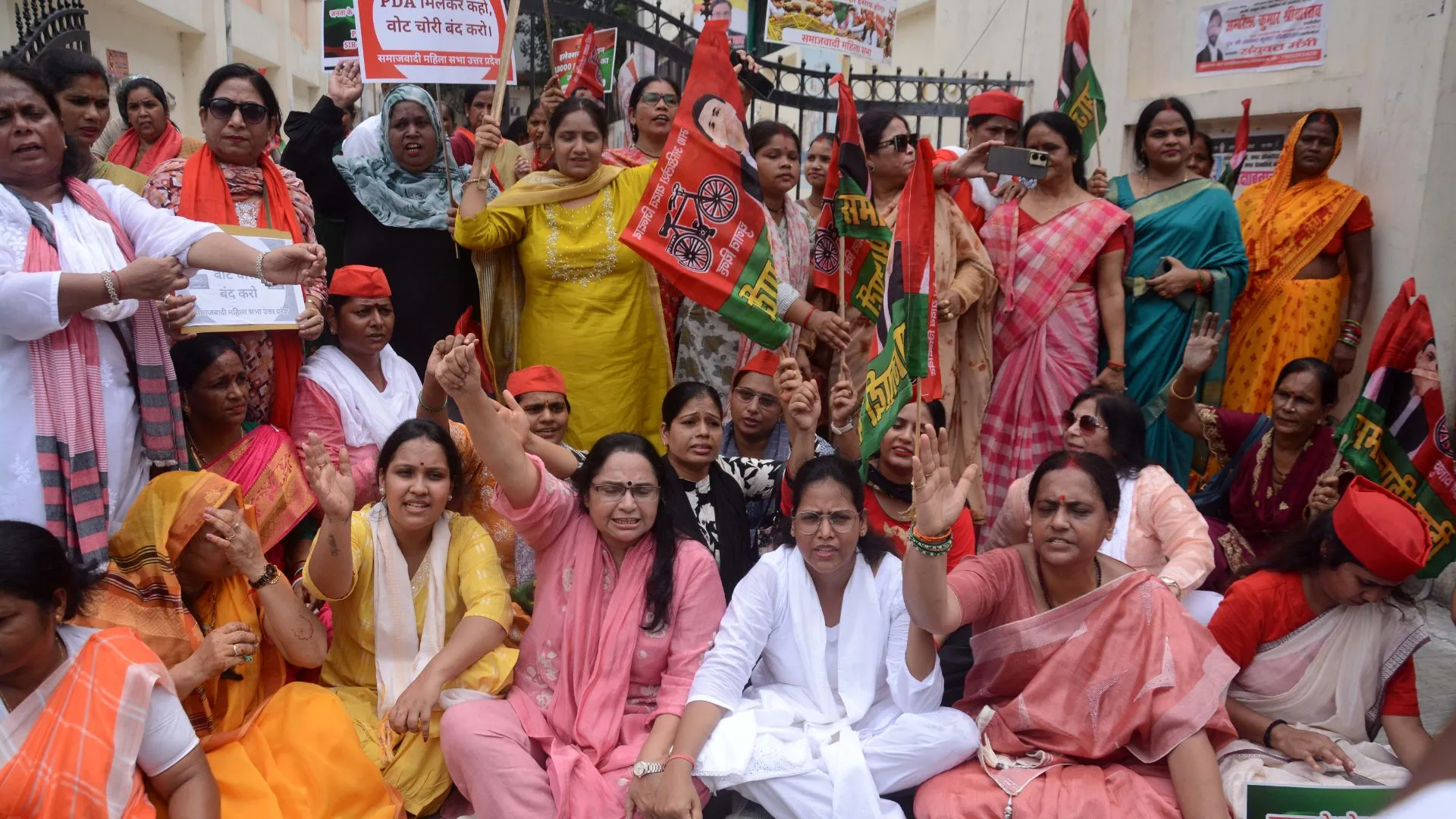 SIR और वोट चोरी के खिलाफ सपा महिला सभा का प्रदर्शन, कैसरबाग से डीएम कार्यालय तक निकाला मार्च