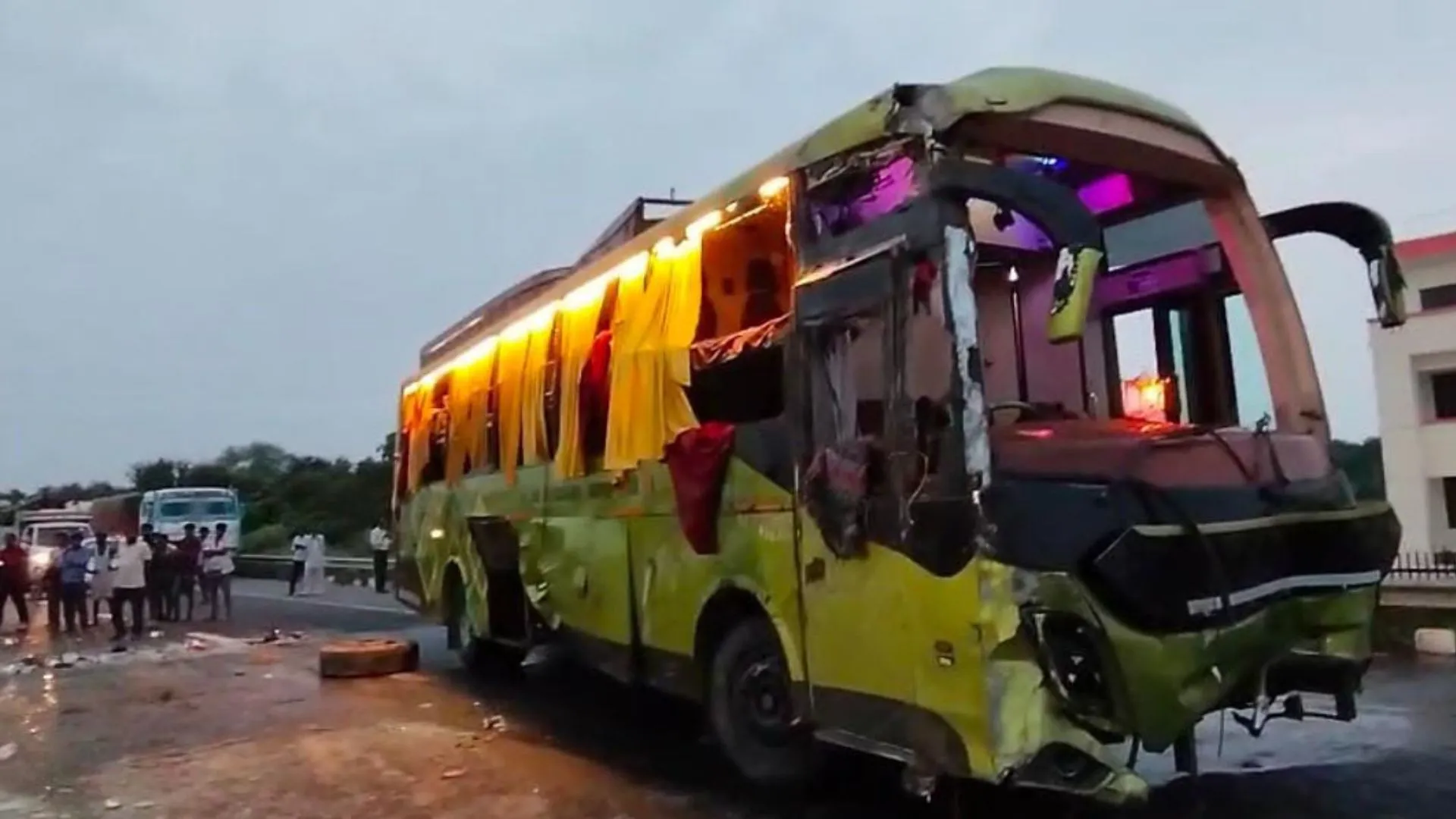 यात्रियों से भरी बस अनियंत्रित होकर पलटी: लखनऊ आगरा एक्सप्रेस वे पर हुआ हादसा, कई यात्री घायल