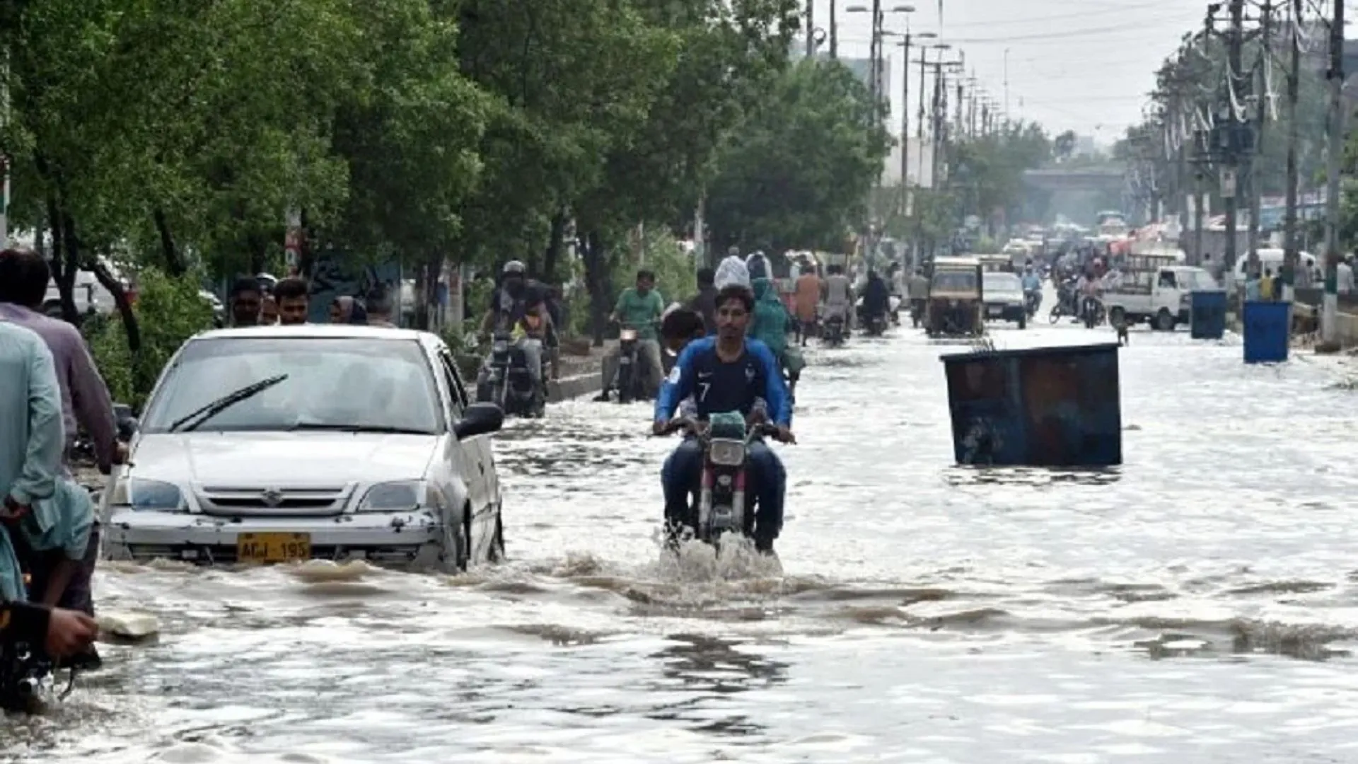 पाकिस्तान में भारी बारिश से हाहाकार, 32 लोगों की मौत, कई लापता 