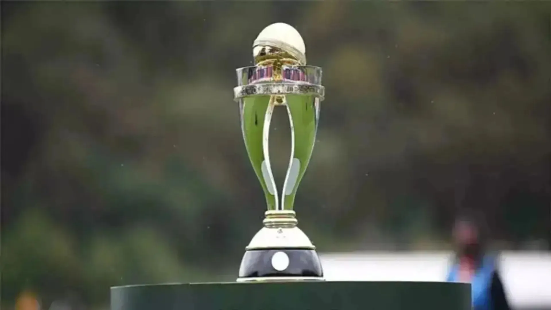 ICC Women's World Cup 2025:  इंदौर के होल्कर स्टेडियम पहुंची ICC ट्रॉफी, भारत और श्रीलंका के चुनिंदा शहरों से होते हुए आगे बढ़ेगा टूर