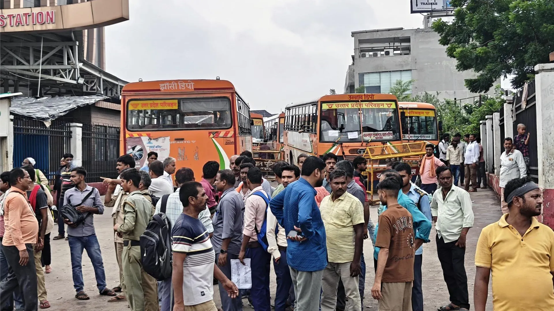 डग्गामार वाहनों के खिलाफ सड़क पर उतरे रोडवेज कर्मी, अवध बस स्टैंड पर कार्रवाई की मांग