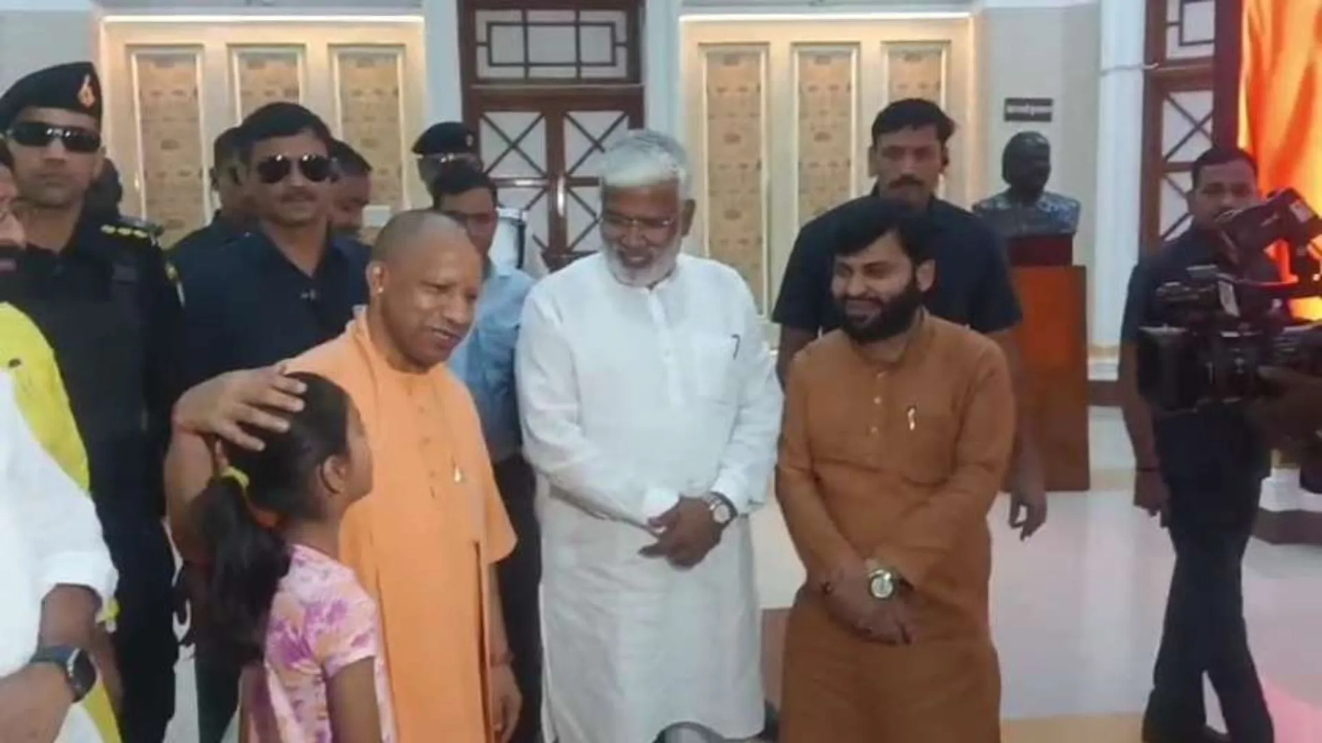  'दुलारा और आशीर्वाद दिया' विधान भवन परिसर में सीएम योगी से मिली श्रद्धा ठाकुर, मिलकर कहा धन्यवाद