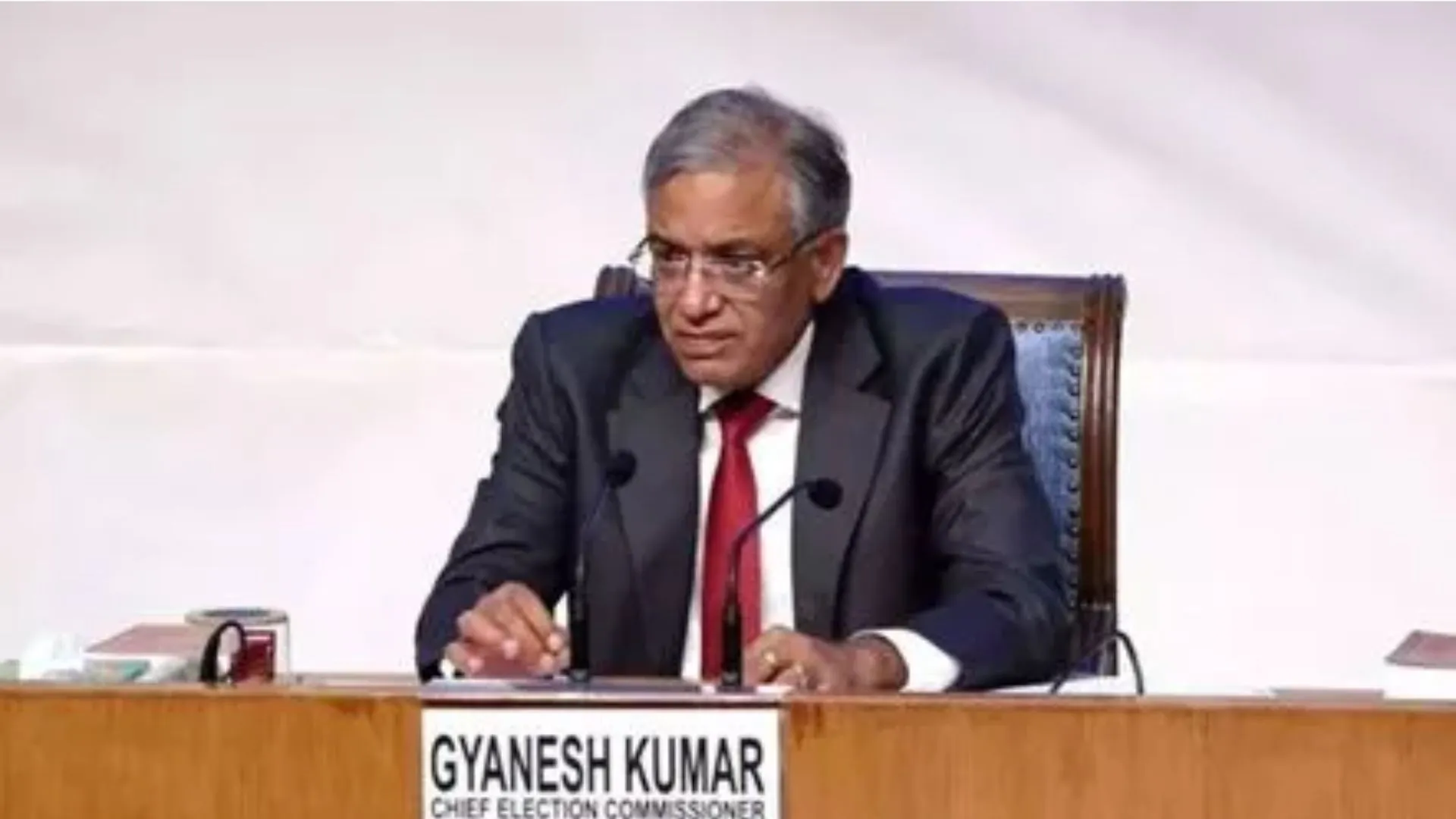 चीफ इलेक्शन कमिश्नर पर भड़का विपक्ष, EC के जवाबों पर खरगे ने उठाये सवाल, कहा- किसी भी सवाल का जवाब नहीं