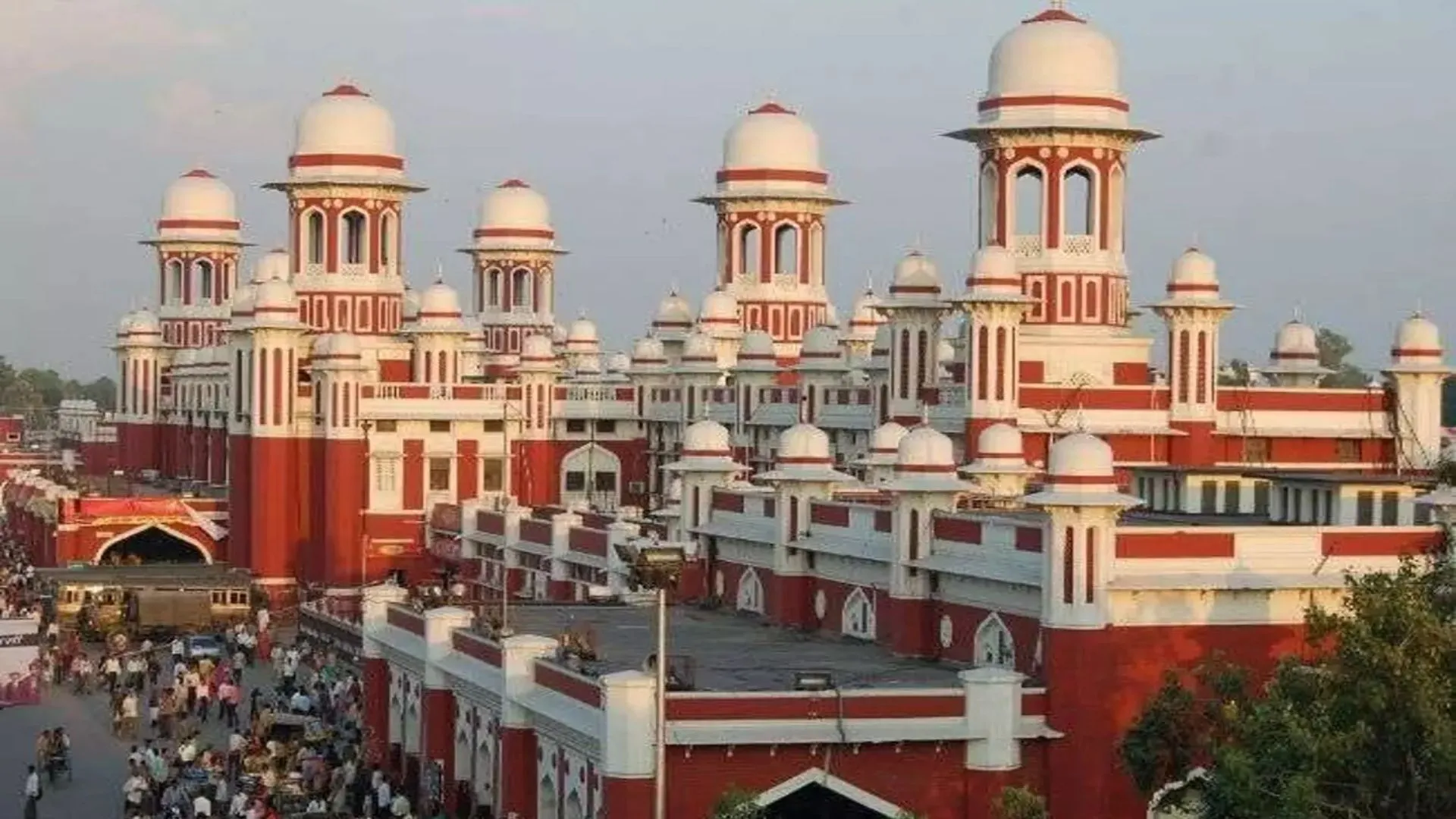 लखनऊ में चारबाग स्टेशन पर तौला जाएगा यात्रियों का सामान, अधिक लगेज होने पर लगेगा डेढ़ गुना जुर्माना