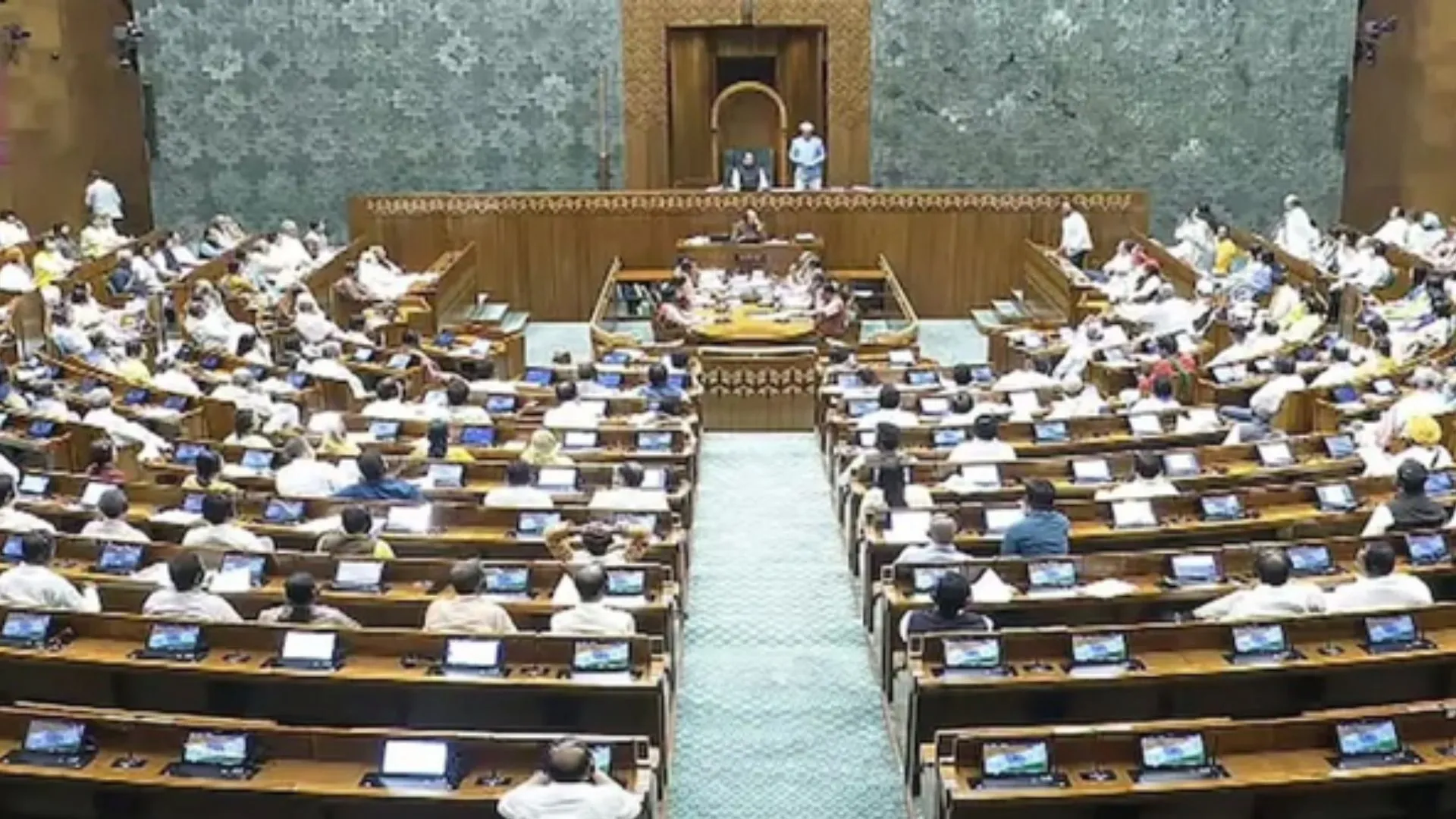 मॉनसून सत्र का आखिरी दिन: भारी हंगामे के बीच अनिश्चितकाल के लिए स्थगित हुई लोकसभा की कार्यवाही 