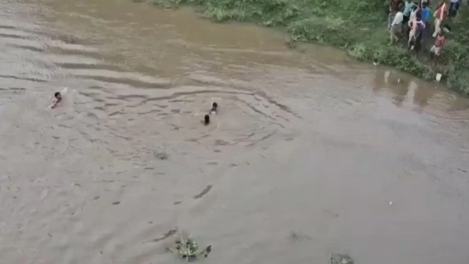 बाराबंकी में 2 बच्चों के साथ गोमती में महिला ने लगाईं छलांग; 1 बच्चे का शव बरामद, परिवार में विवाद के चलते उठाया कदम 