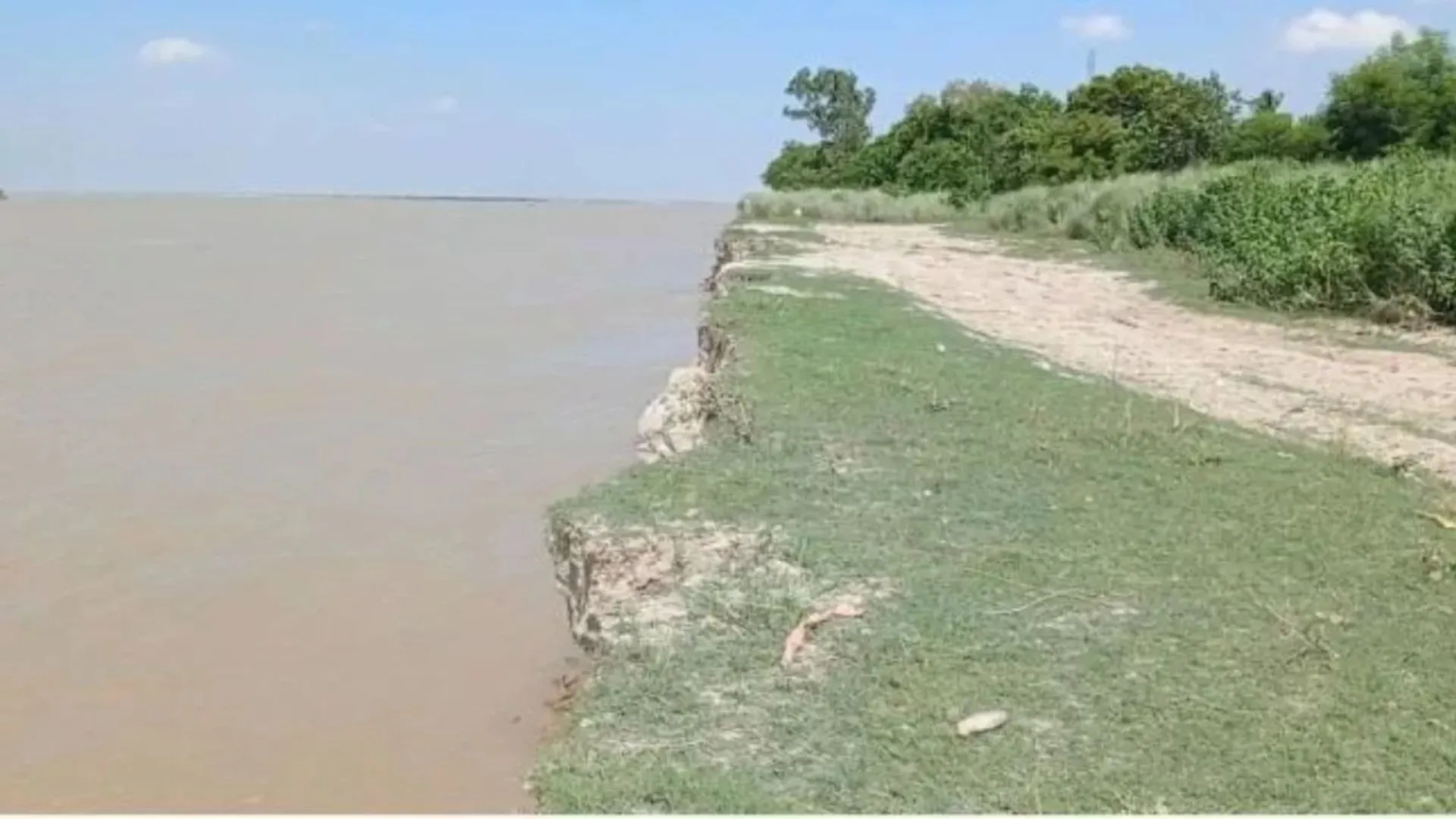 निरन्तर बढ़ रहा सरयू का जलस्तर : बस्ती के गांव में मड़राया बाढ़ का खतरा, जिला प्रशासन पूरी तरह तैयार 