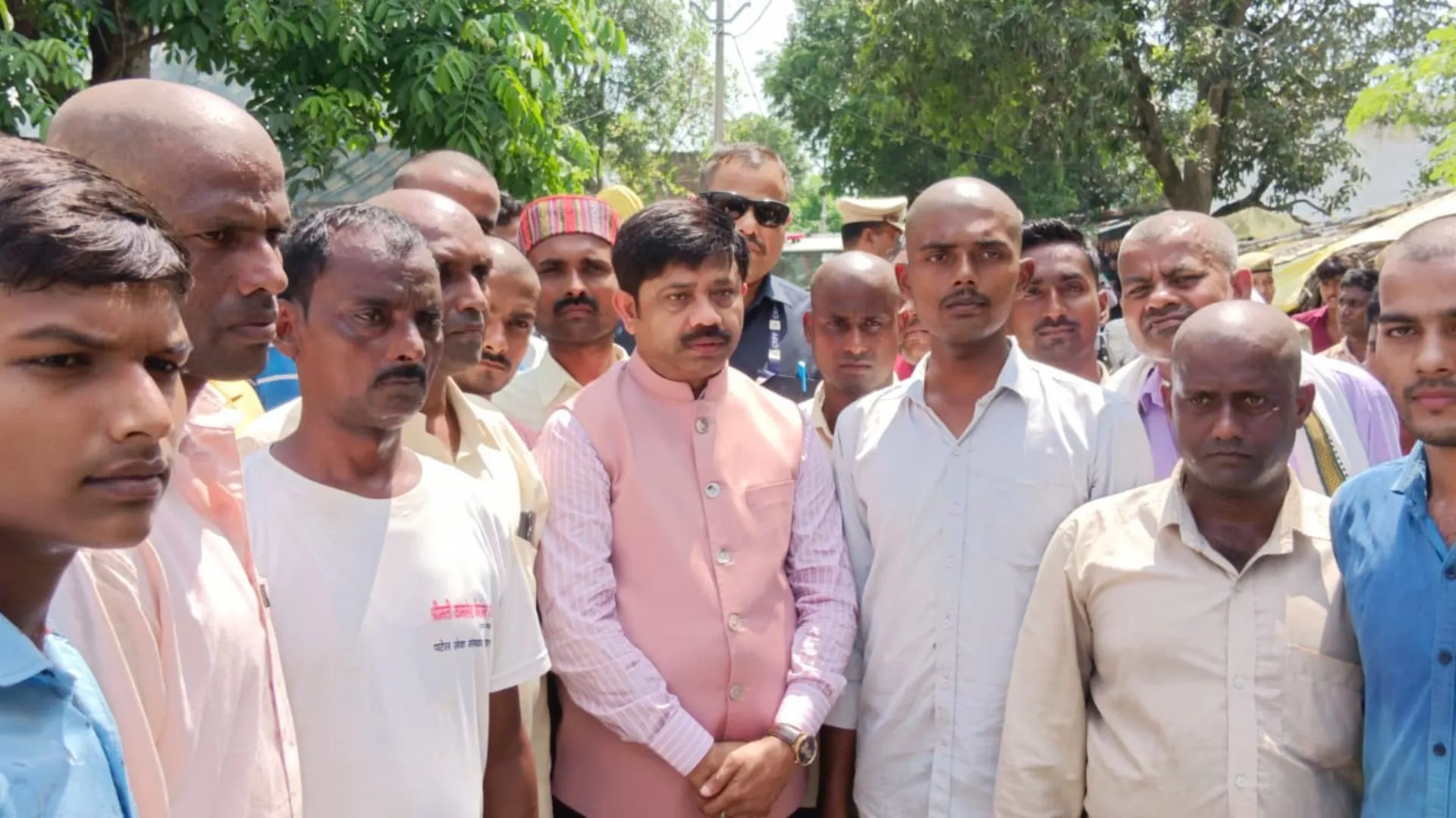 गोंडा पहुंच मंत्री नंद गोपाल गुप्ता नंदी ने पोछे पीड़ितों के आंसू, परिवार से मुलाकात कर दिया हर संभव मदद का भरोसा 