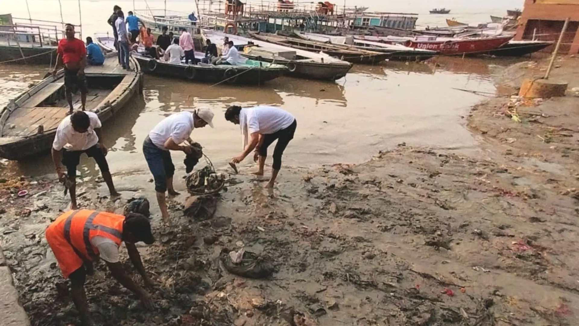 वाराणसी में बाढ़ खत्म अब मुसीबत शुरु: गंदगी-दुर्गंध बनी चुनौती, युद्धस्तर पर सफाई अभियान में लगा नगर निगम 