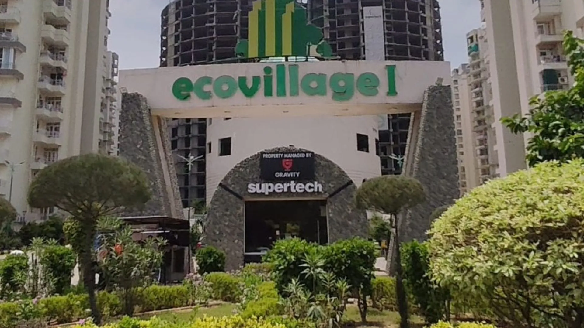 पानी की किल्लत से जूझ रहा ग्रेटर नोएडा का इको विलेज, निवासियों ने बिल्डर के खिलाफ की जमकर नारेबाजी  