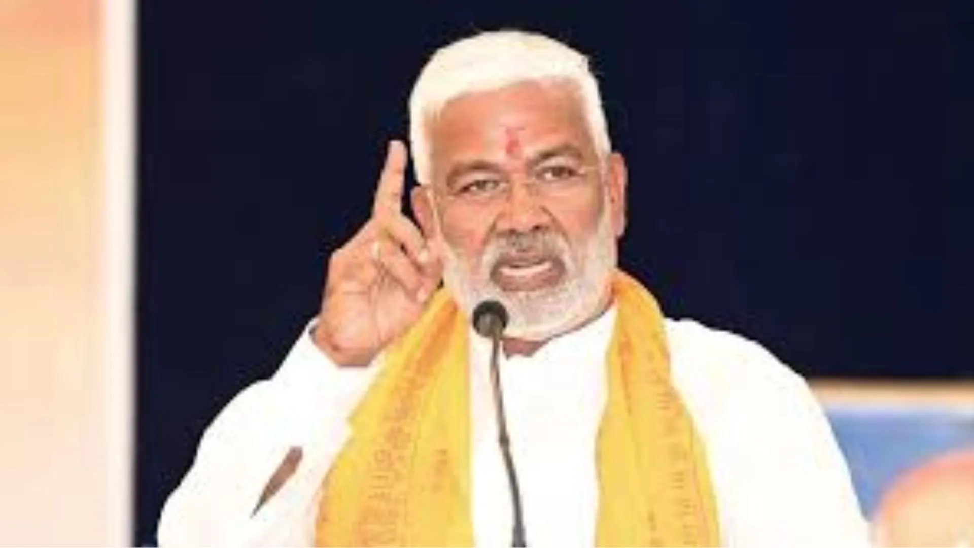 यूपी में बिना पद के प्रोटोकॉल मिलने वाले प्रकरण में राजनीति जारी: विपक्ष ने बनाया मुद्दा, कैबिनेट मंत्री ने की कार्रवाई