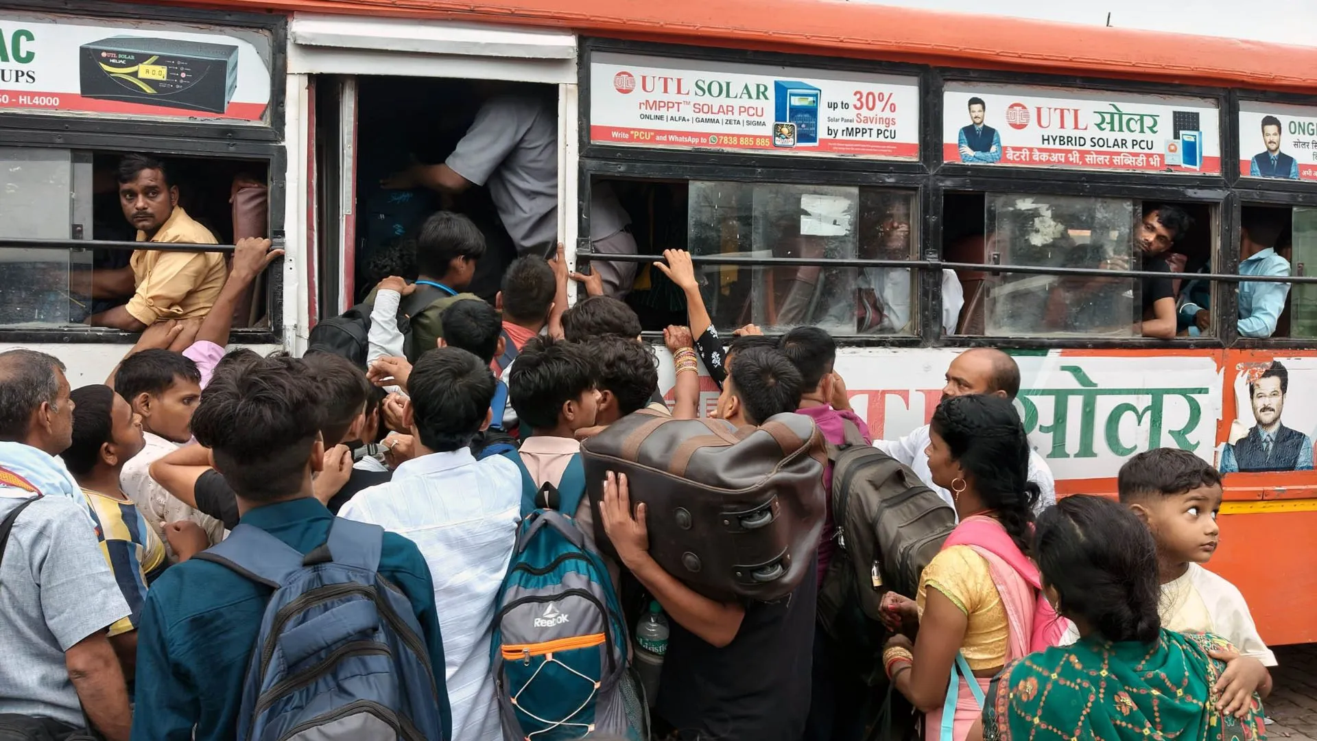 निशुल्क बस सेवा के चलते शहर में भारी भीड़, धक्कामुक्की और घंटों इंतजार के बाद भी यात्रियों को नहीं मिली बसें