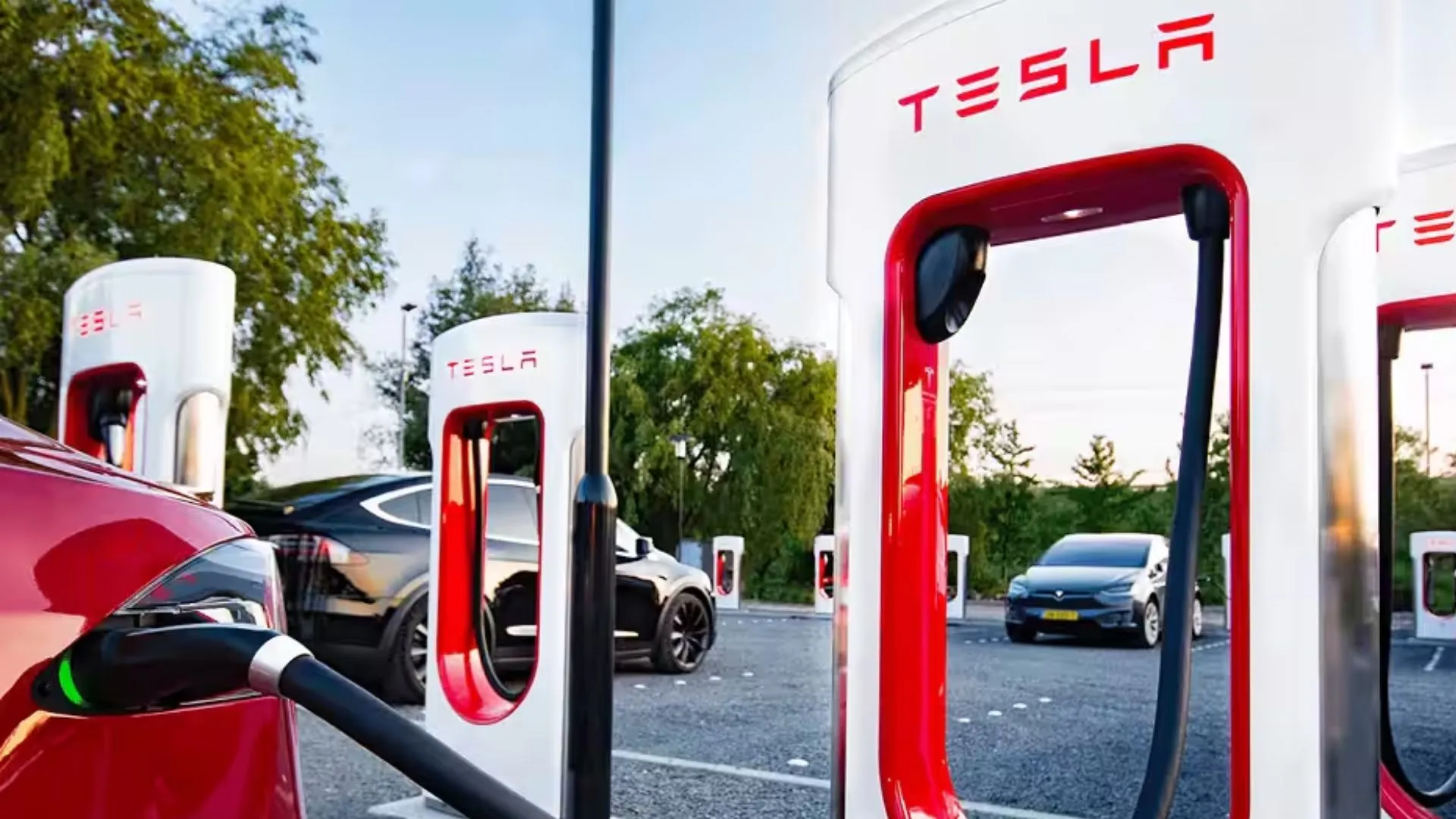 भारत में Tesla ने खोला पहला चार्जिंग स्टेशन, मुंबई के BKC में Supercharging Stalls