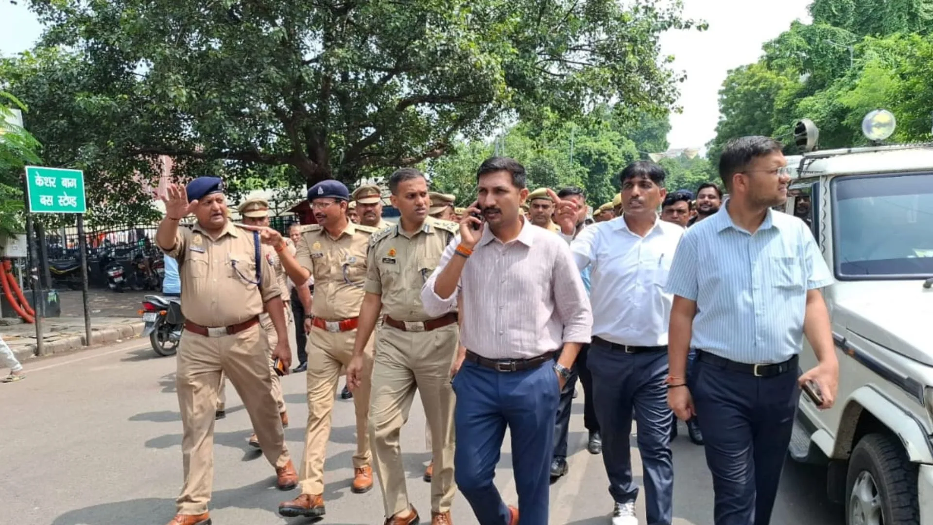 अतिक्रमण के खिलाफ स्वास्थ्य भवन से कैसरबाग चौराहे तक चला संयुक्त अभियान, हटाए गए सड़क किनारे अवैध दुकानें और ठेले 